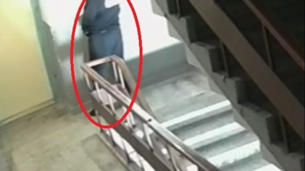 Kurye, sipariş getirdiği binaya idrarını yaptı