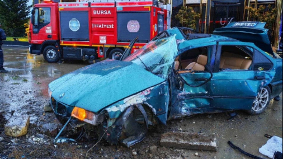 Bursa'da korkunç kaza! Otomobil beton reklam panosuna çarptı: 1 ölü