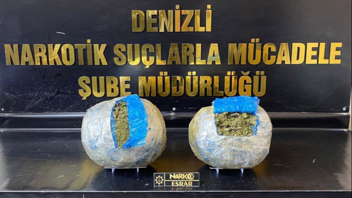 Polis denetimine takılan iki otomobilden kilolarca uyuşturucu çıktı