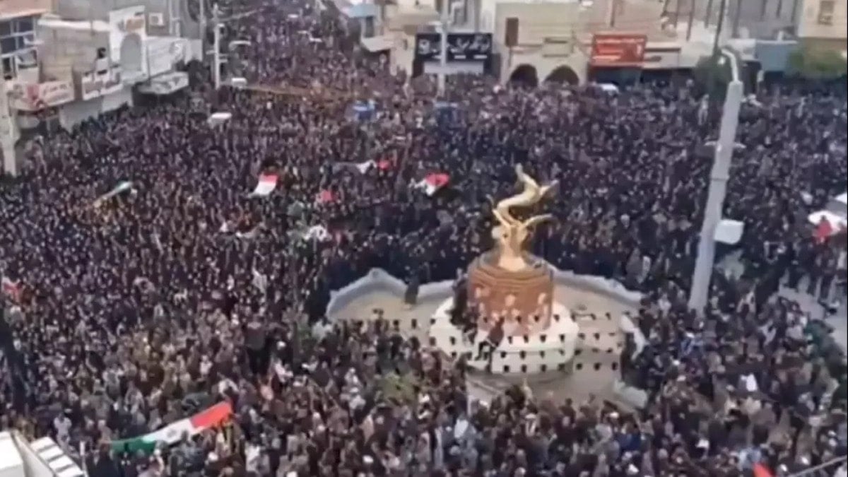 Mahşeri kalabalık: On binler meydanı doldurdu