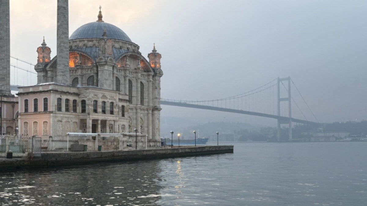 İstanbul'a cuma sürprizi: Köprüler sis altında kaldı