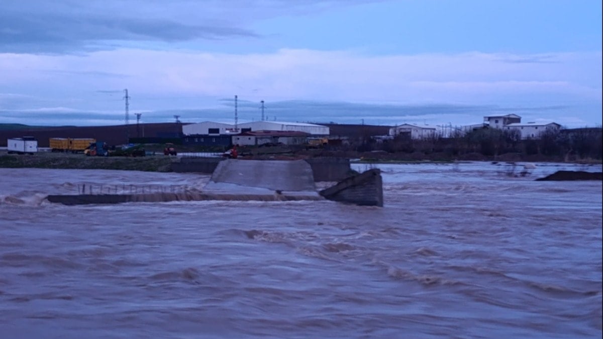 Diyarbakır'da sağanak: Çayın üzerindeki köprü yıkıldı