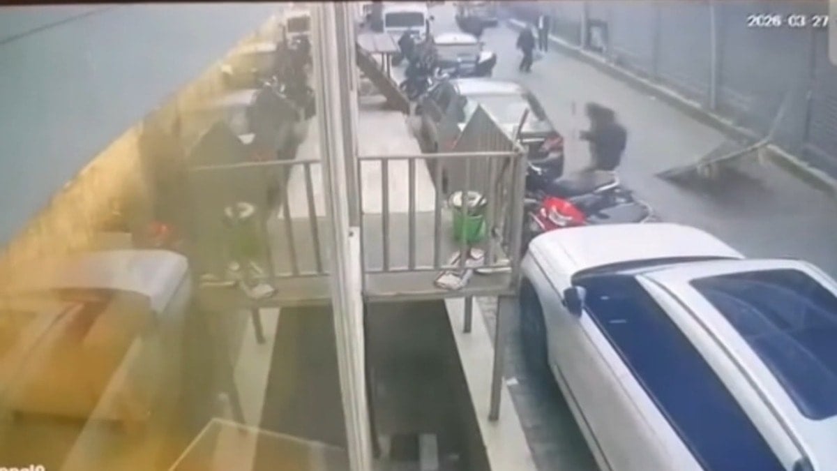 Aydın'da faciaya ramak kala: Pencerenin sokağa düşmesi kamerada