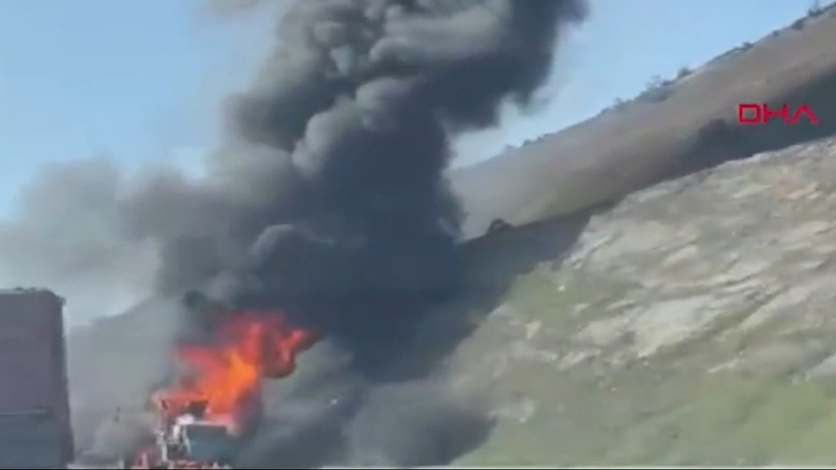 Eyüpsultan'da kamyon yangını: Çok sayıda itfaiye ekibi bölgeye sevk edildi