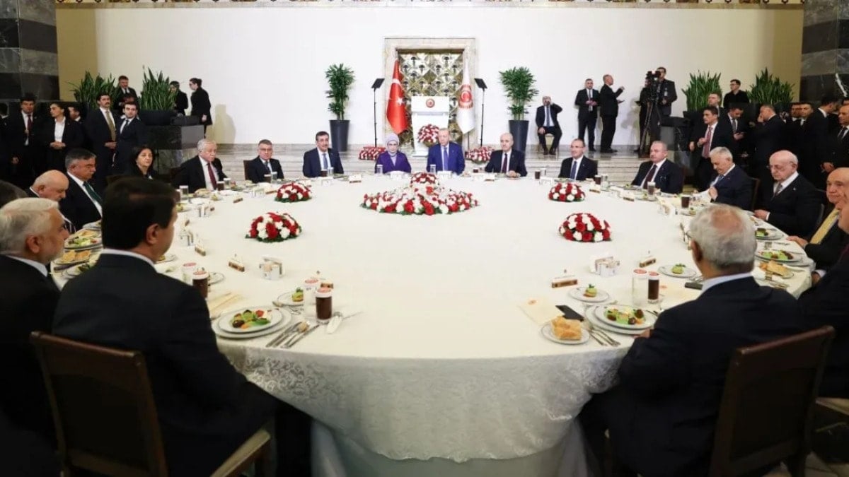 İftar menüsü tartışma yarattı: Zengin’den 'Peynir Ekmek Yeriz' çıkışı