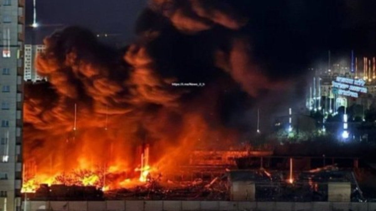 Tahran'da petrol tesisi vuruldu