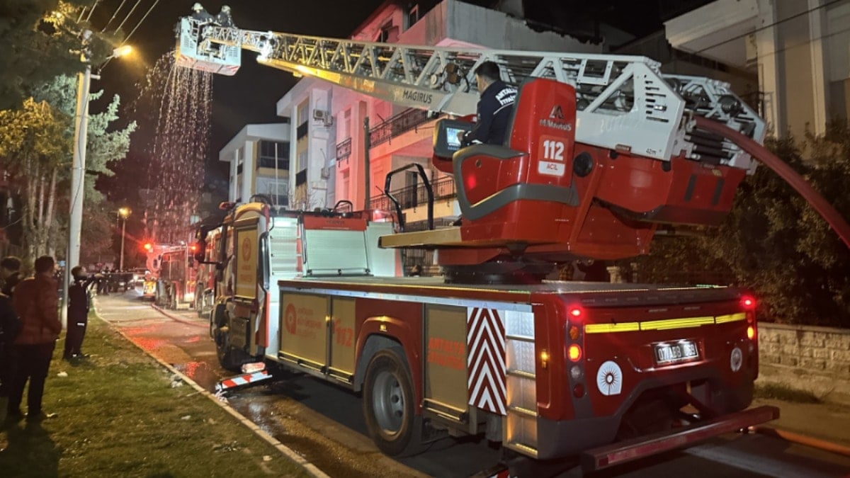 Antalya'da apartman dairesi küle döndü