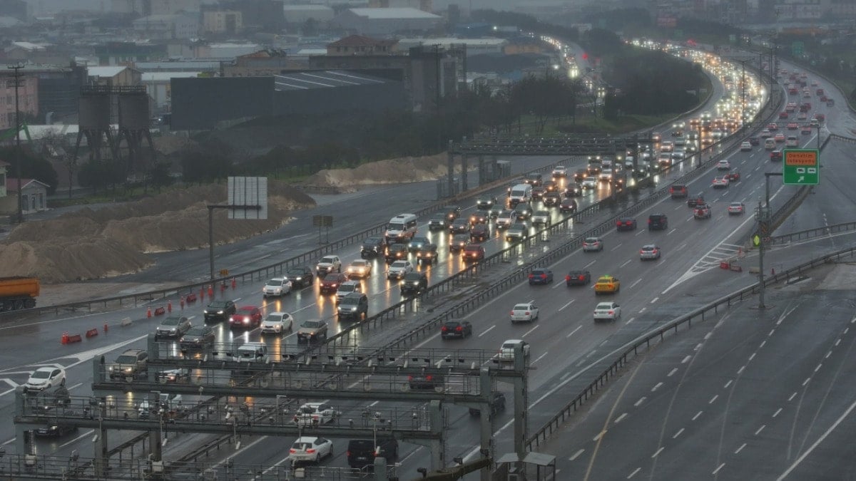 Bayram tatili dönüşü yoğunluk başladı: İstanbul'da trafik kitlendi!
