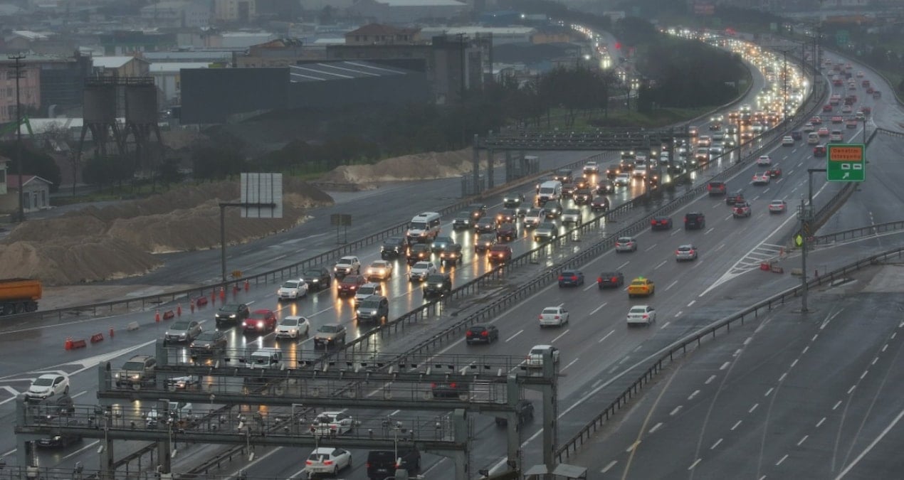 Bayram tatili dönüşü yoğunluk başladı: İstanbul'da trafik kitlendi!