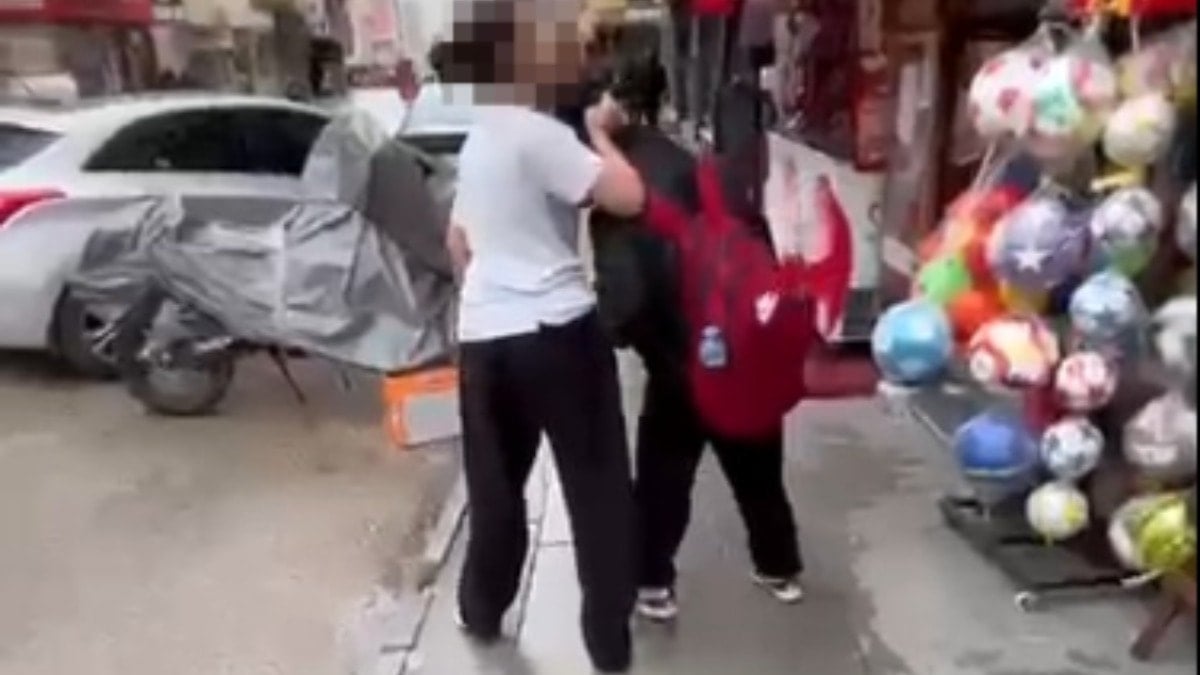 Akran zorbalığı durmuyor! 'Seni dövesim var' diyerek yere yatırdı, ayağıyla yüzüne bastı