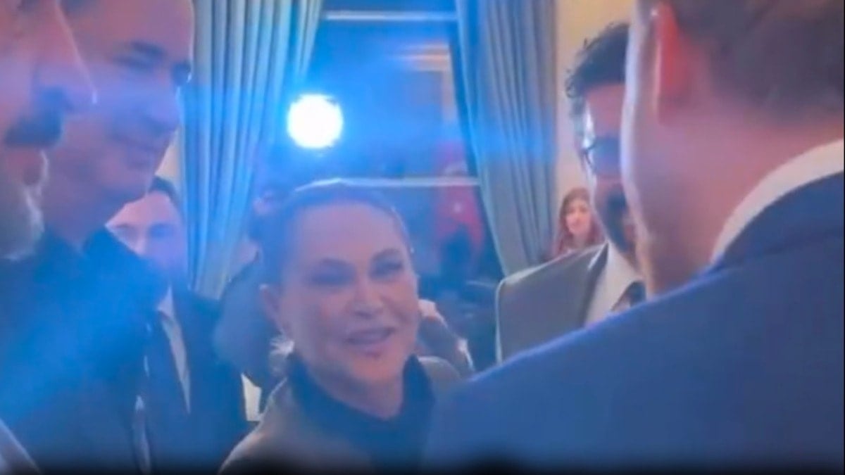 Siyaset dünyası Hülya Avşar'ın Bilal Erdoğan'la konuşmak için yaptığı atağı tartışıyor