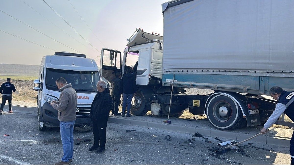 TIR trafiği birbirine kattı: Çok sayıda kişi yaralandı
