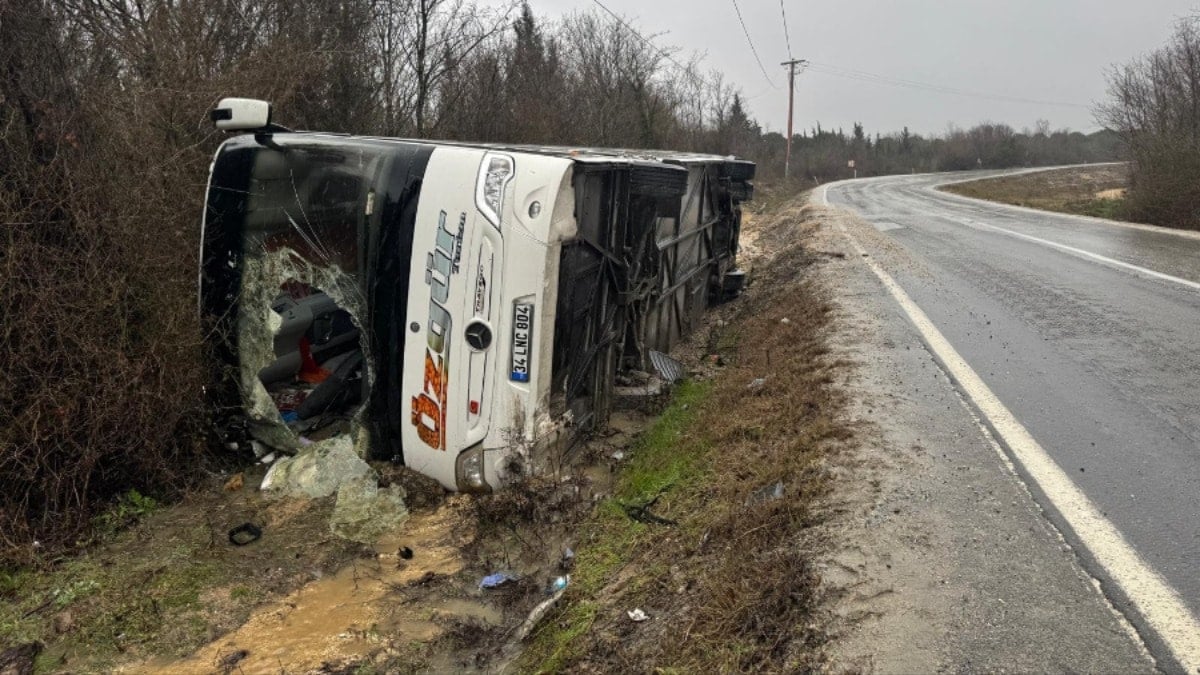 İstanbul'da midibüs devrildi: 3 polis yaralı