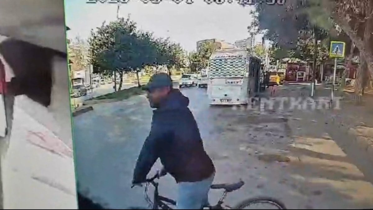 Adana'da pes dedirten hırsızlık: Bisikletle keşif yapıp minibüsü soydu