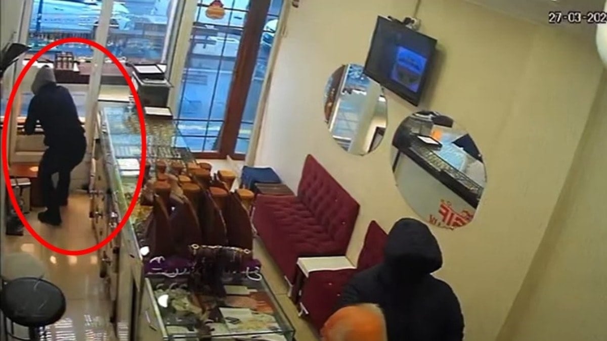 Kelepçeyle kuyumcuyu soyup kayıplara karıştılar