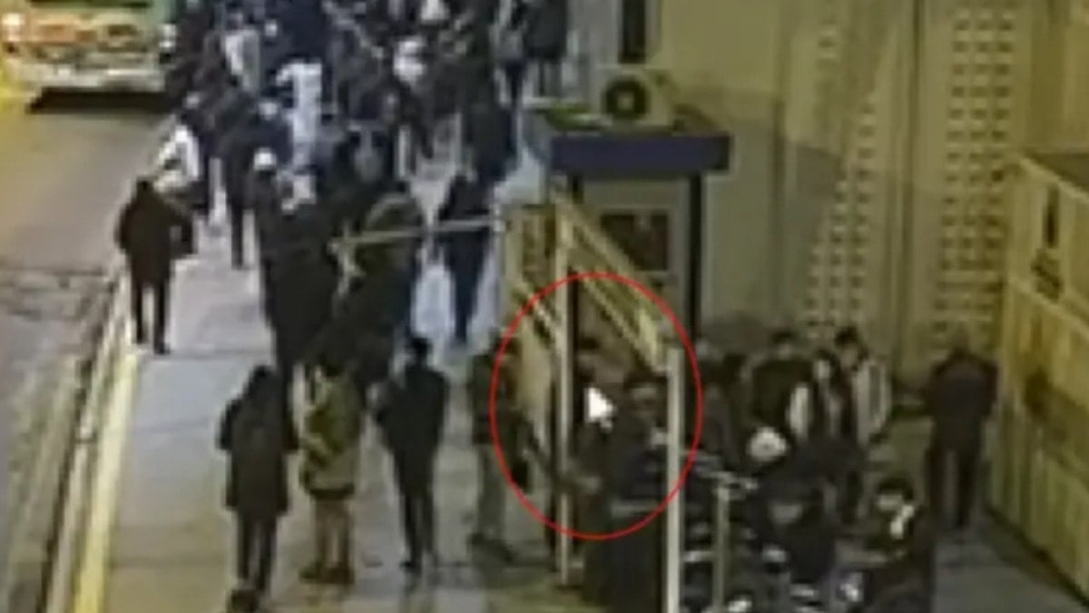 Metrobüsün en kalabalık durağını mesken tuttu! Son işinde yakayı ele verdi