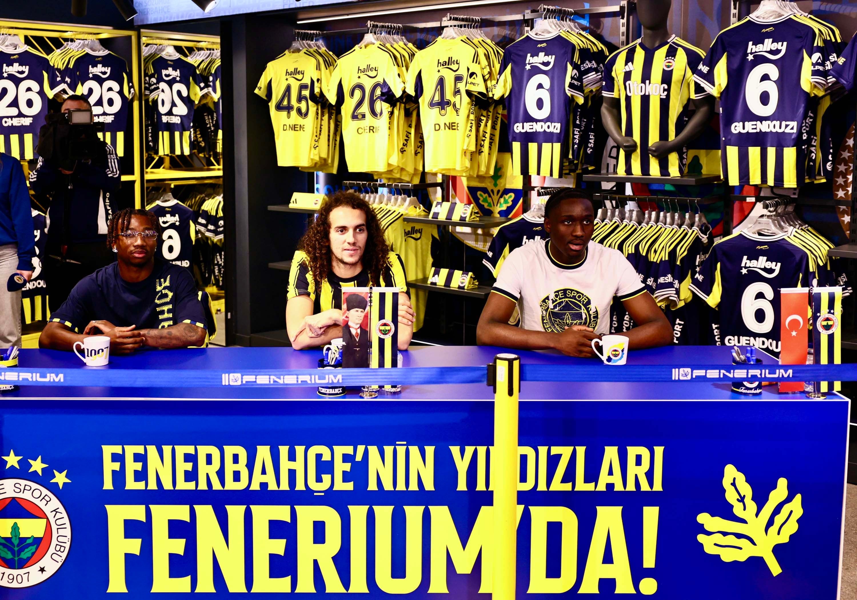 Fenerbahçe'nin üç yıldızı taraftarla buluştu