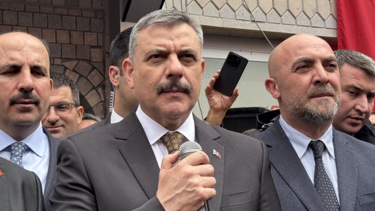 İçişleri Bakanı memleketinde duyduklarından hoşlanmadı! Korumaları çiftçiyi apar topar uzaklaştırdı