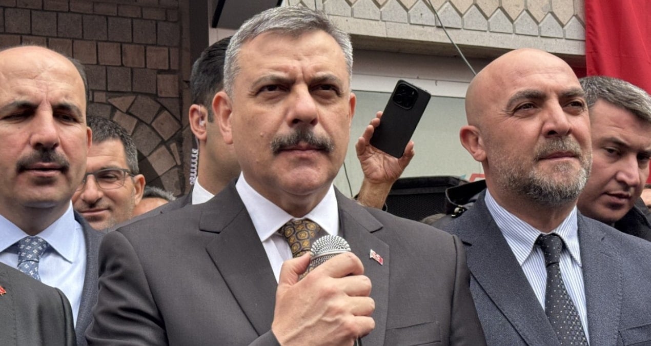 İçişleri Bakanı memleketinde duyduklarından hoşlanmadı! Korumaları çiftçiyi apar topar uzaklaştırdı