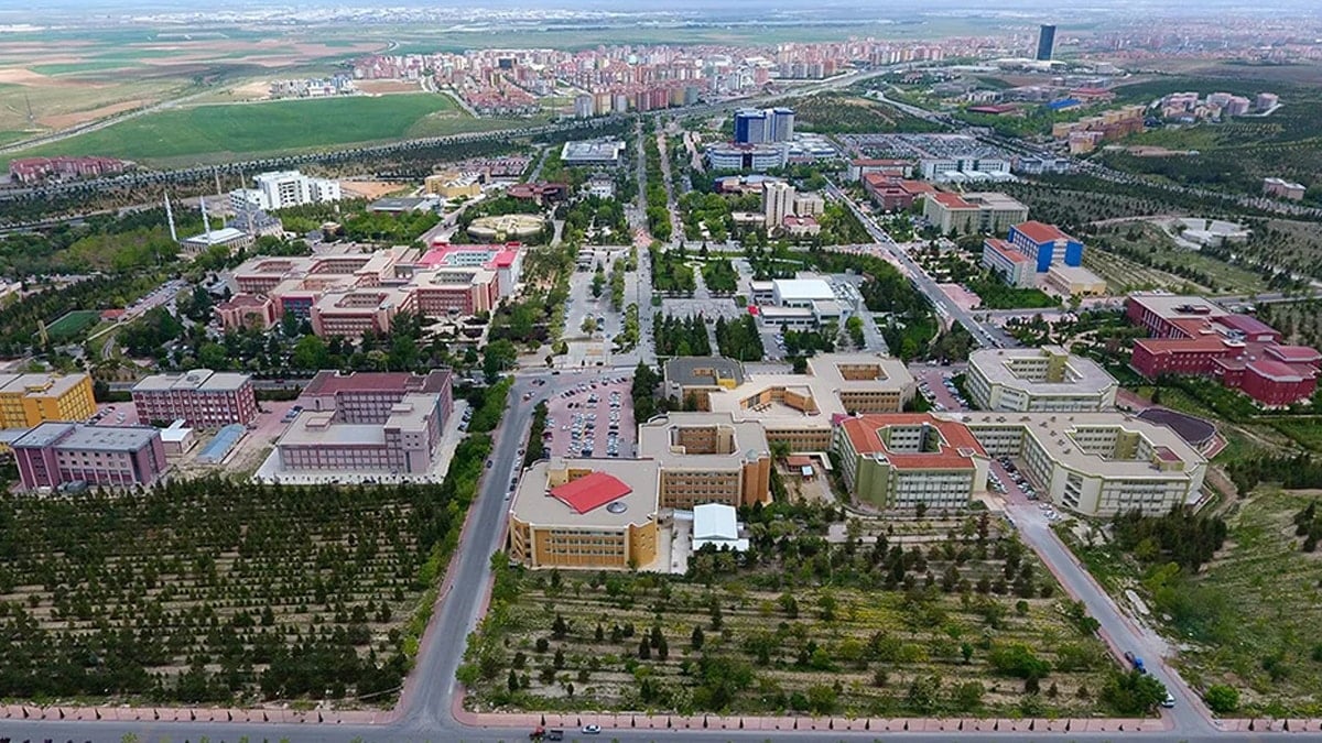 Üniversitede skandal: Borçlu öğrenci listesine şarkıcı Çelik isyan etti