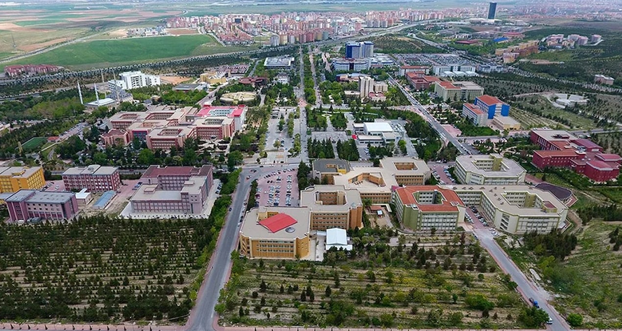 Üniversitede skandal: Borçlu öğrenci listesine şarkıcı Çelik isyan etti