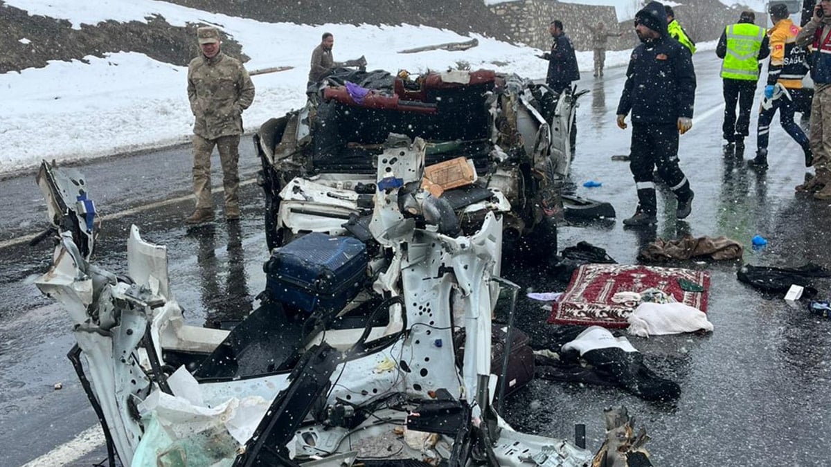 Van'da korkunç kaza! Aracı gören şoke oldu: 2 ölü, 3 yaralı