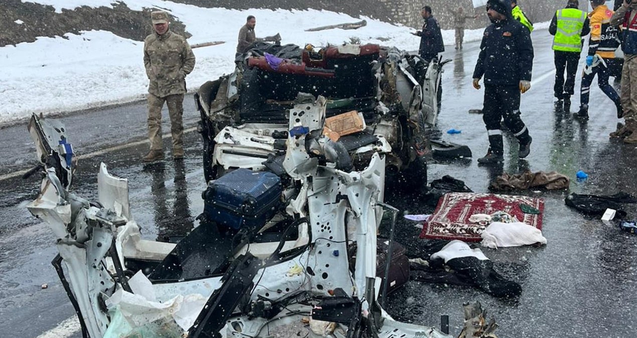 Van'da korkunç kaza! Aracı gören şoke oldu: 2 ölü, 3 yaralı