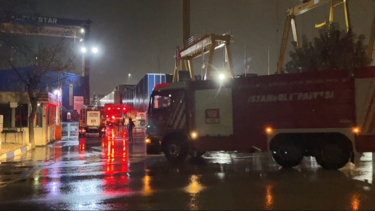 Tuzla Tersanesi'ndeki kuru yük gemisinde yangın