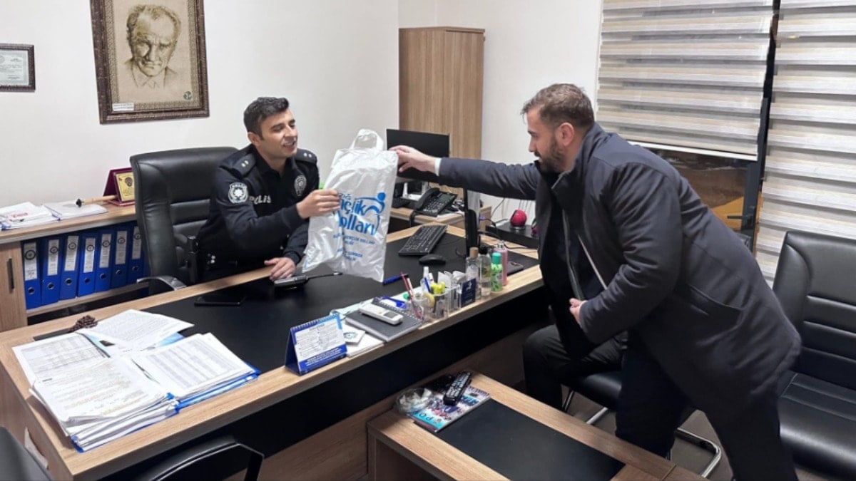 AKP’li başkandan başkomisere AKP poşetli sahurluk ikramı