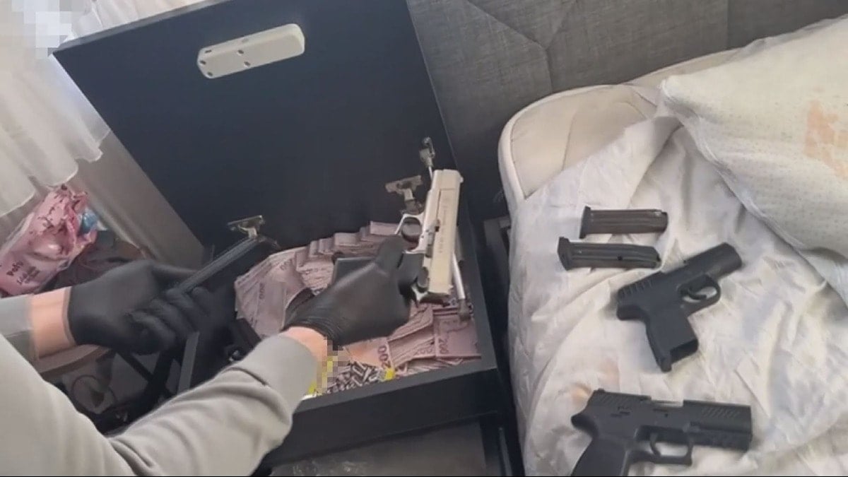Polisin dikkatinden kaçmadı! Uyuşturucu operasyonunda gizli bölmede silah ve para ele geçirildi