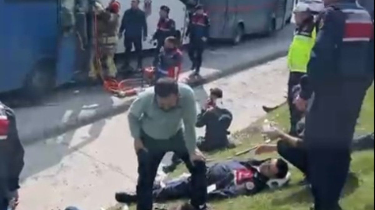 Cezaevi araçları İstanbul'da kaza yaptı: Çok sayıda jandarma yaralı!
