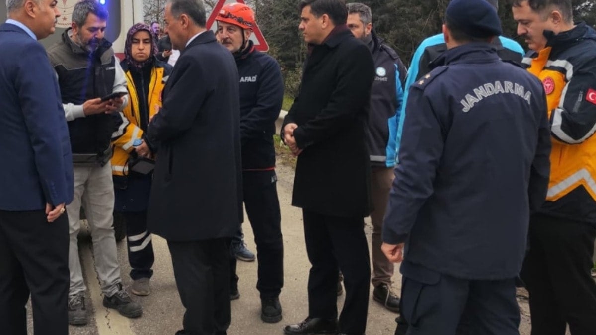 Servis minibüsü yan yattı! Ölü ve yaralılar var