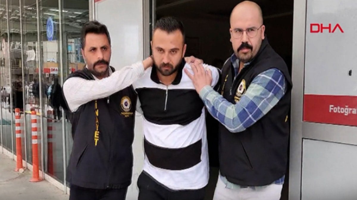 Babasını boğdu, cesediyle aynı evde kaldı