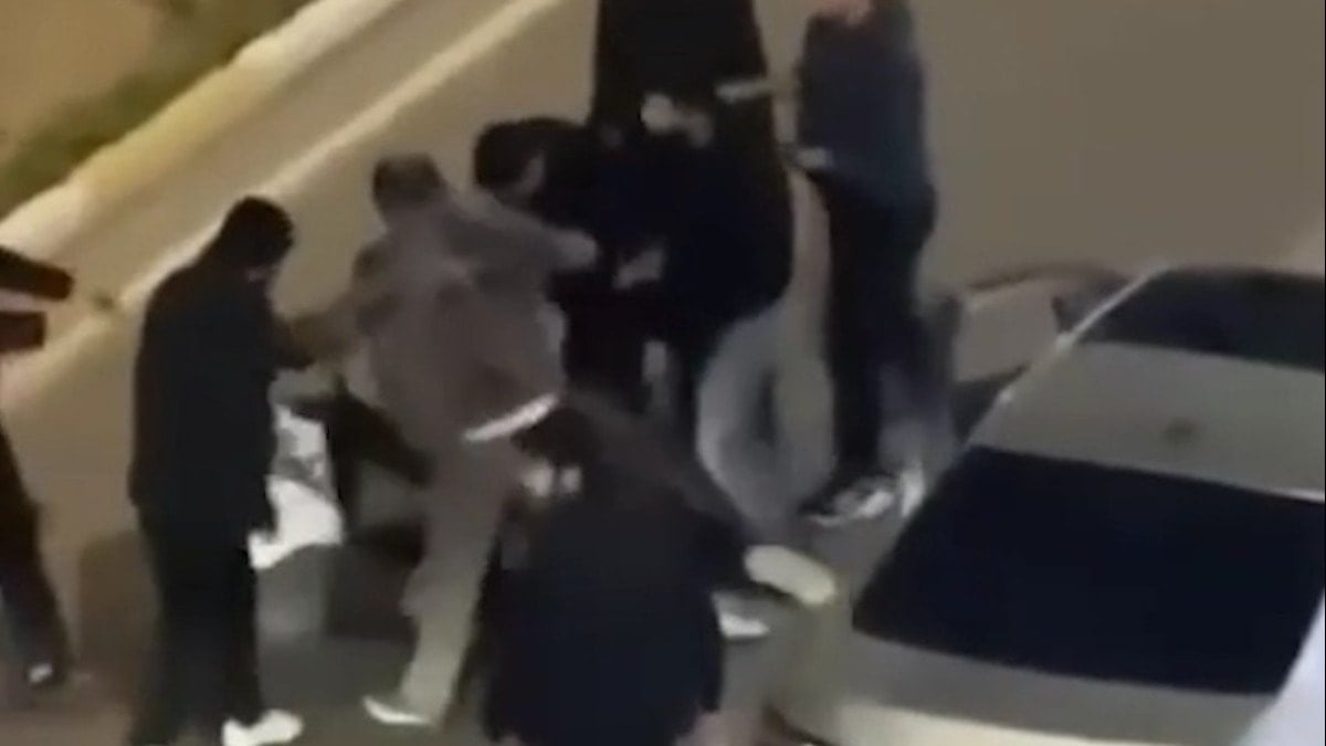 Trafikte dehşet: Aracından indirip tekme, tokat ve sopalarla saldırdılar