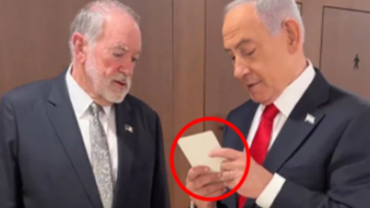 Netanyahu elindeki suikast listesini gülerek gösterdi! Dünyayı dehşete düşüren kan kokulu diyalog