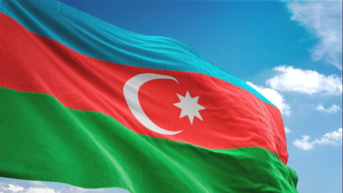 Azerbaycan İran'daki diplomatlarını geri çekti