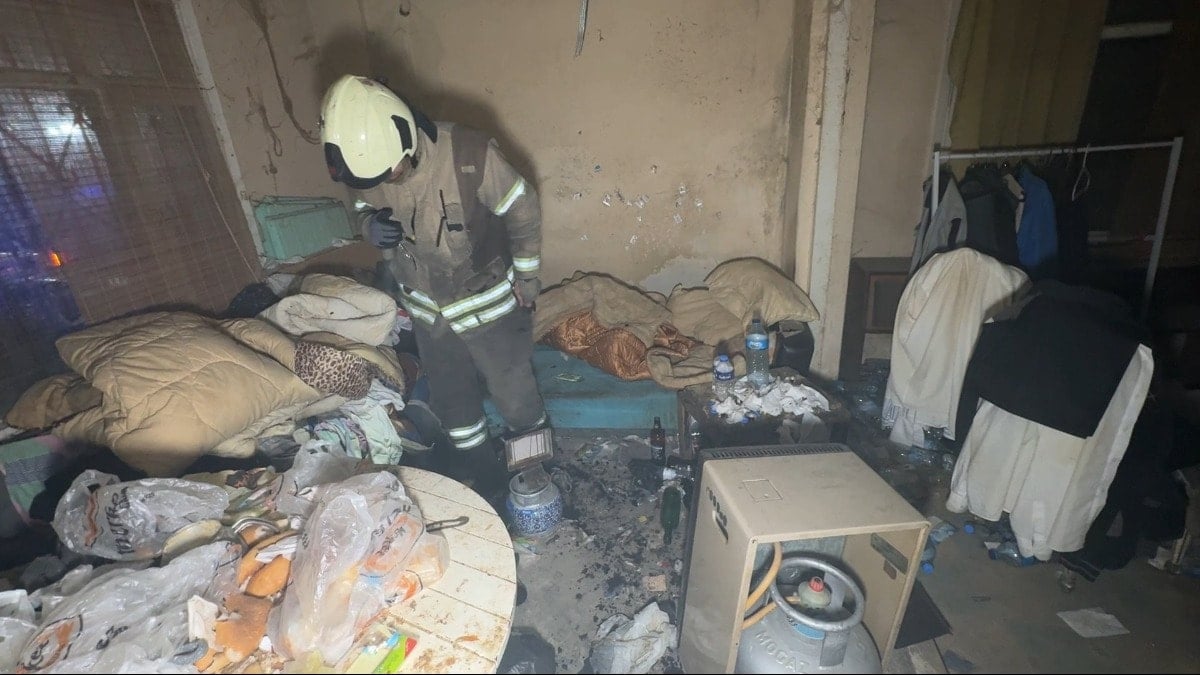 Avcılar'da çöp evde yangın paniği! Görme engelli ev sahibi ekiplere direndi