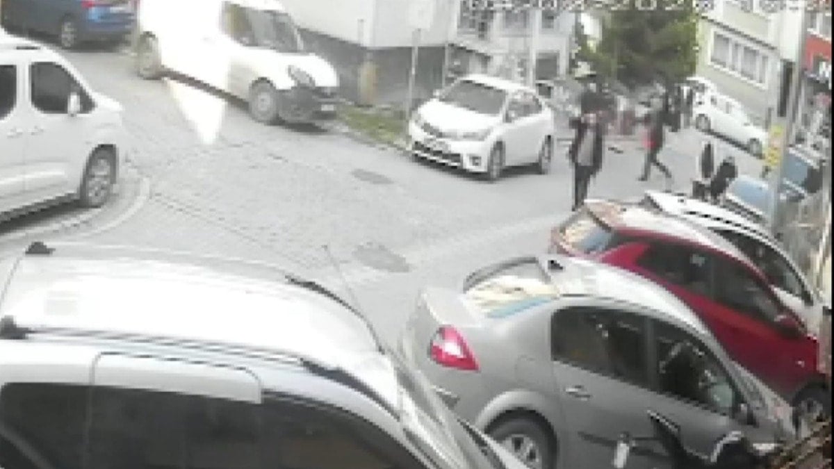 Bir yıldır tehdit ettiği yaşlı çifti sokak ortasında sopayla dövdü!