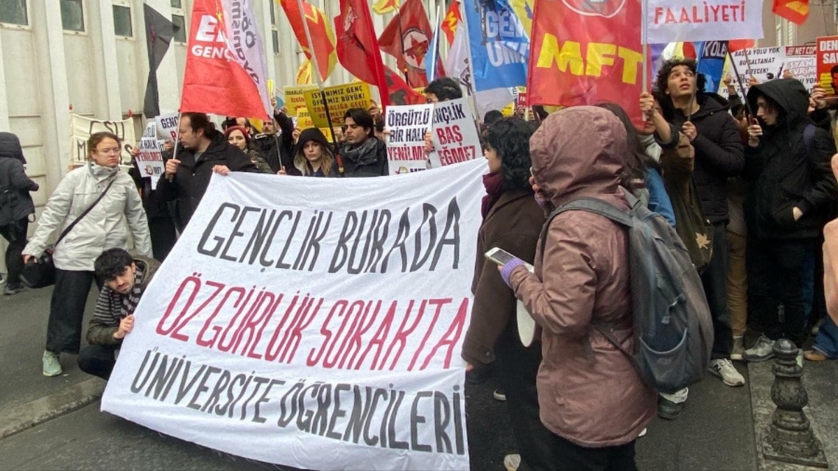 Üniversiteliler 19 Mart'ın 1. yılında Beyazıt Meydanı'ndaydı: Hiçbir yere gitmiyoruz!