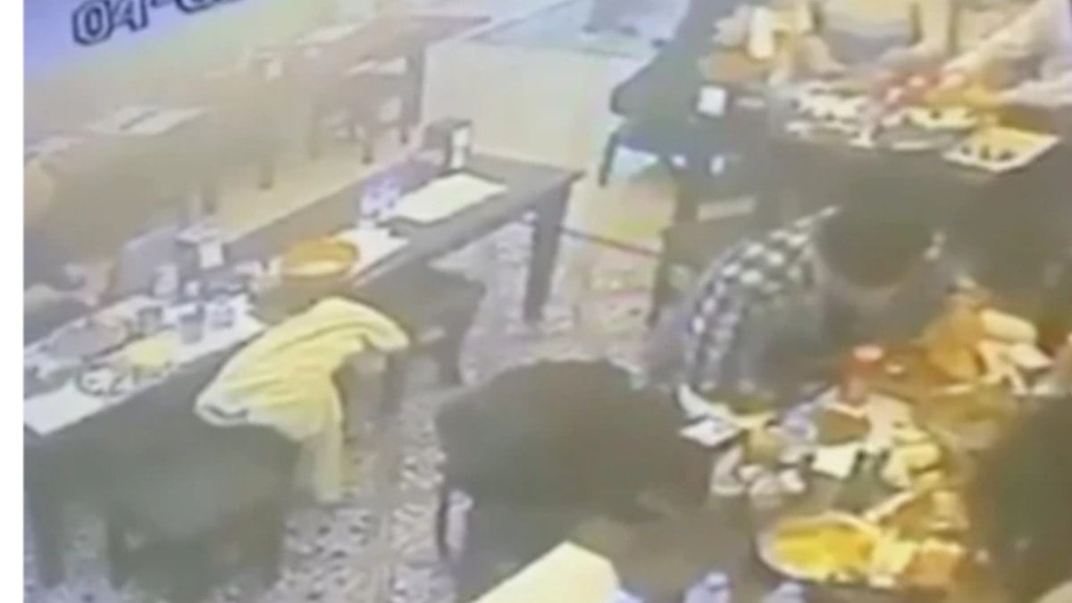 Şişli'de ocakbaşı rezaleti: Yemekten çıkan böcek müşterinin dudağını ısırdı!