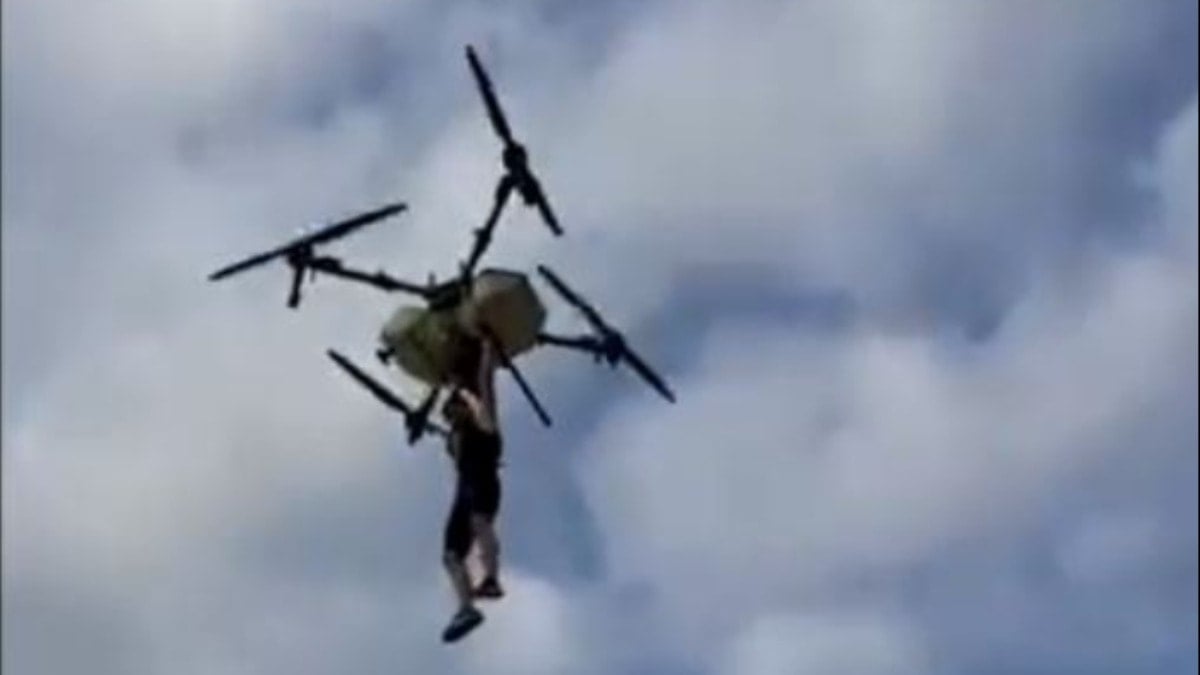 Samsun'da tarım dronuna tutunan çiftçi yere çakıldı! O anlar kameraya yansıdı