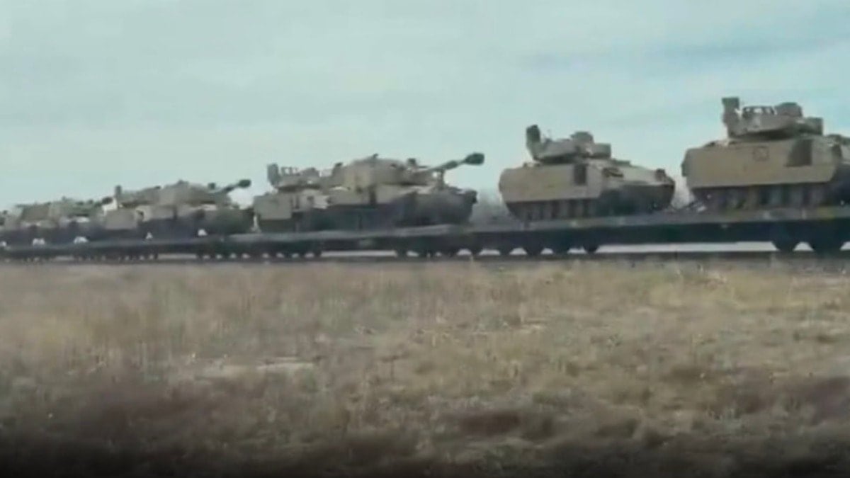 Kıyamet planı devreye girdi: Sıra sıra boyanmış tanklar kameralara yakalandı