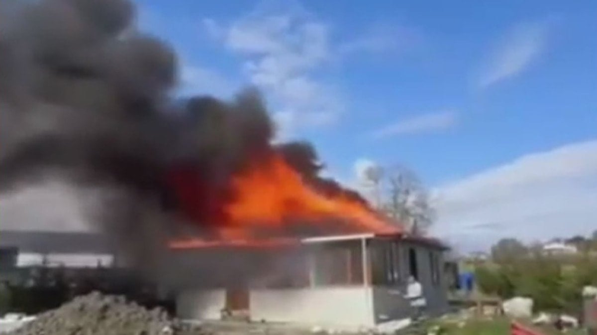 İstanbul'da tek katlı ev alev alev yandı