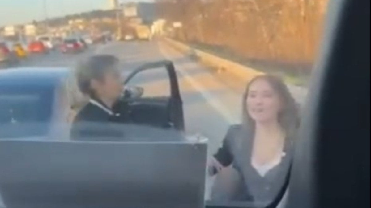 İstanbul trafiğinde akılalmaz anlar: Minibüsün önünü kesip tekme tokat saldırdı