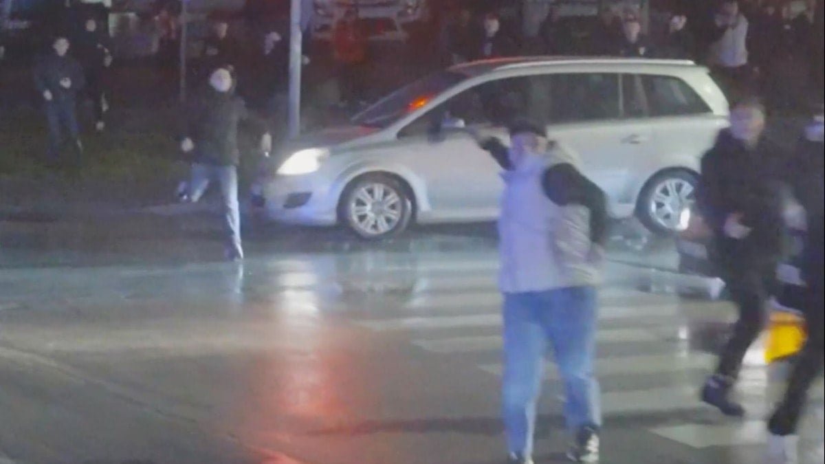 Trabzonspor’un takım otobüsüne taşlı saldırı olayında 1'i başkomiser 3 polis için karar verildi