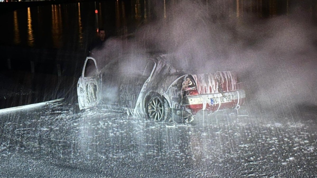 Bitlis'te seyir halindeki otomobil küle döndü