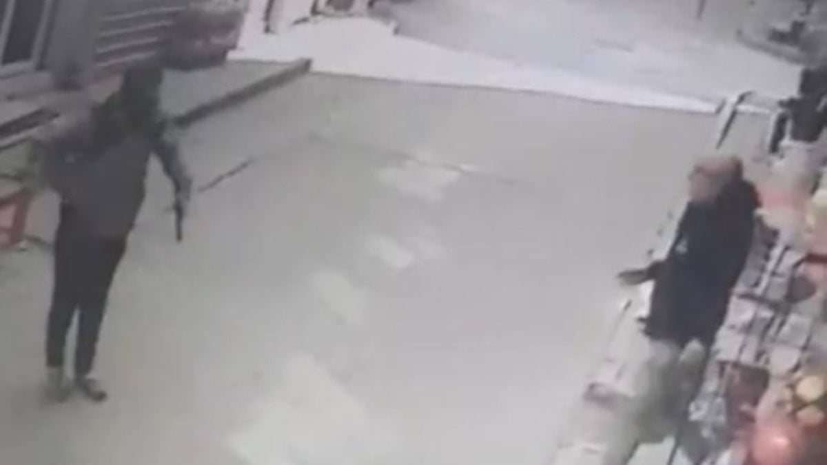Fatih'te para üstü kavgası: Bakkala bıçak ve oyuncak silahla saldırdı