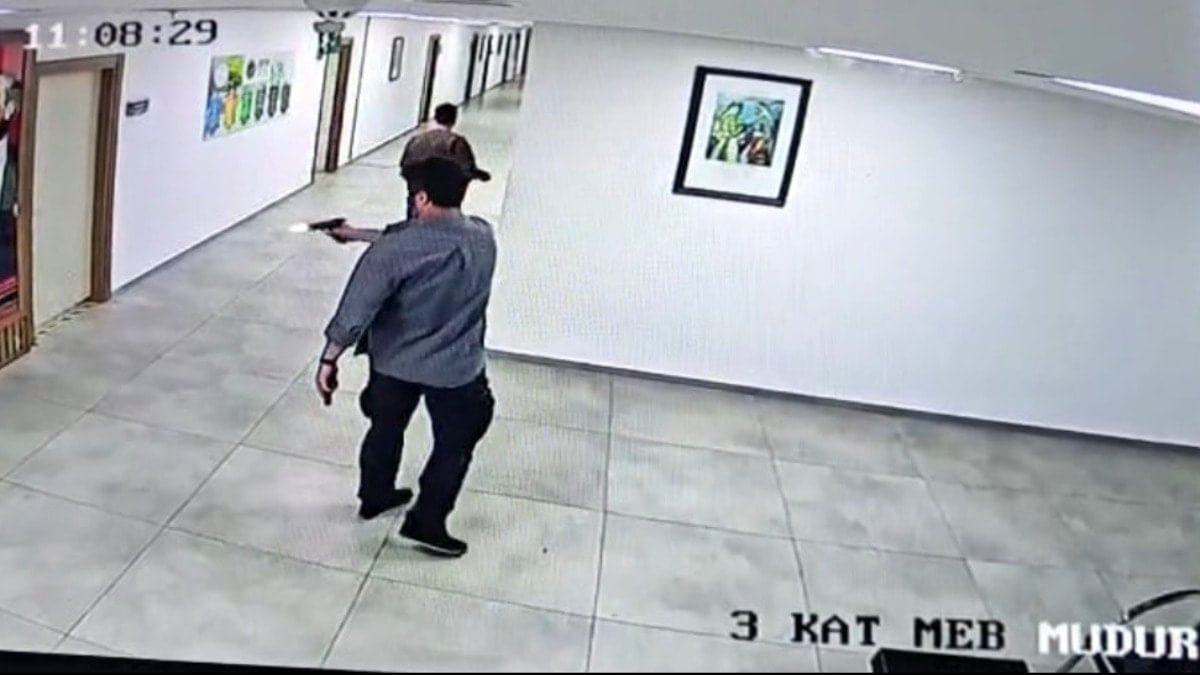 Antalya'da dehşet anları! Kaymakamlığı basıp ateş açtı