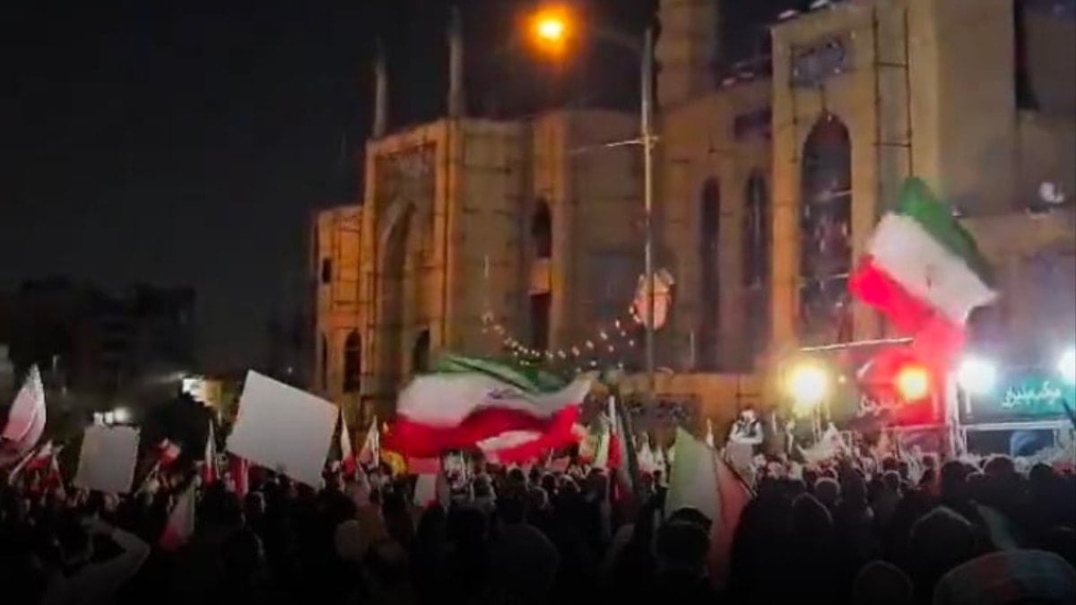 Sokaklar dolup taştı! İranlılar ABD ve İsrail saldırısını protesto etti