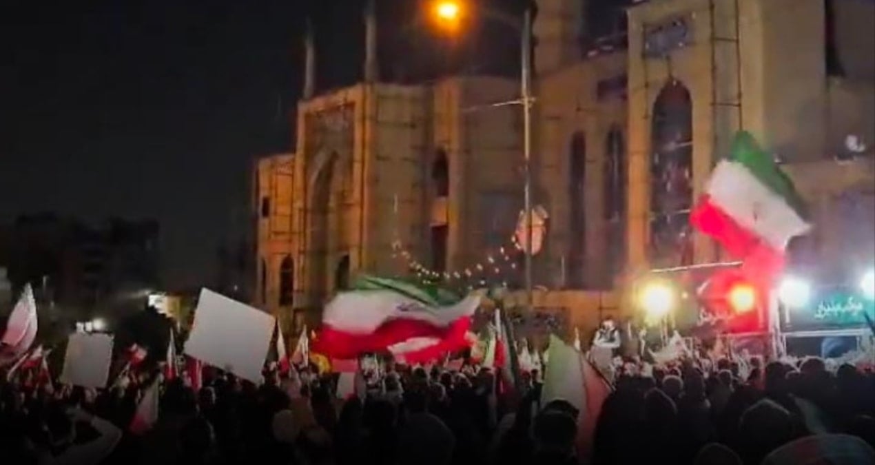 Sokaklar dolup taştı! İranlılar ABD ve İsrail saldırısını protesto etti